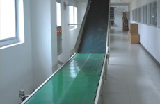 Climbing belt conveyor